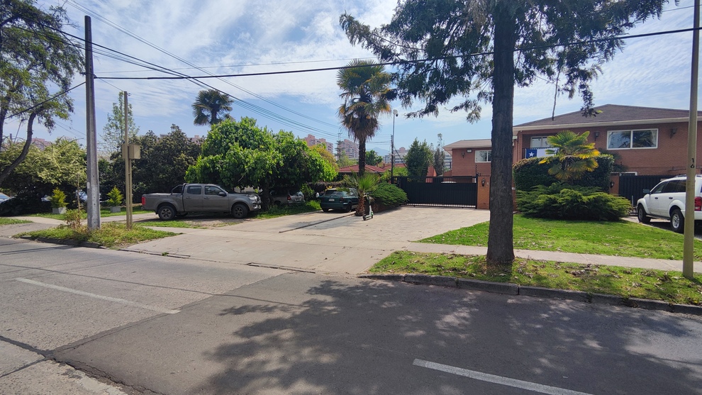 Amplia Casa para Remodelar en Las Condes Riesco