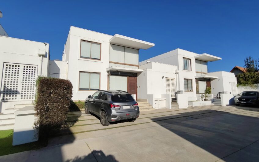 Casa de 4 Dormitorios en Condominio Cerrado